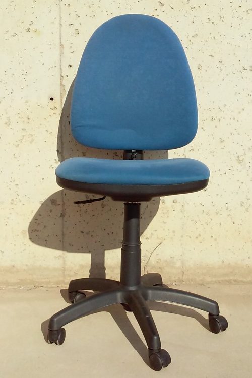 Cadira blava amb rodesv02