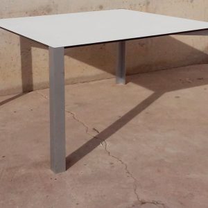 Taula de 121x121x74cm