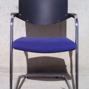 Cadira amb reposabraços blava i negra