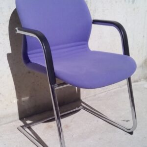 Cadira blava amb reposabraços