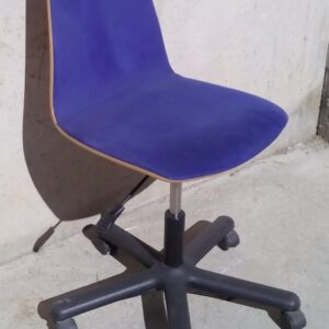 Cadira de fusta amb rodes i tapissat blau