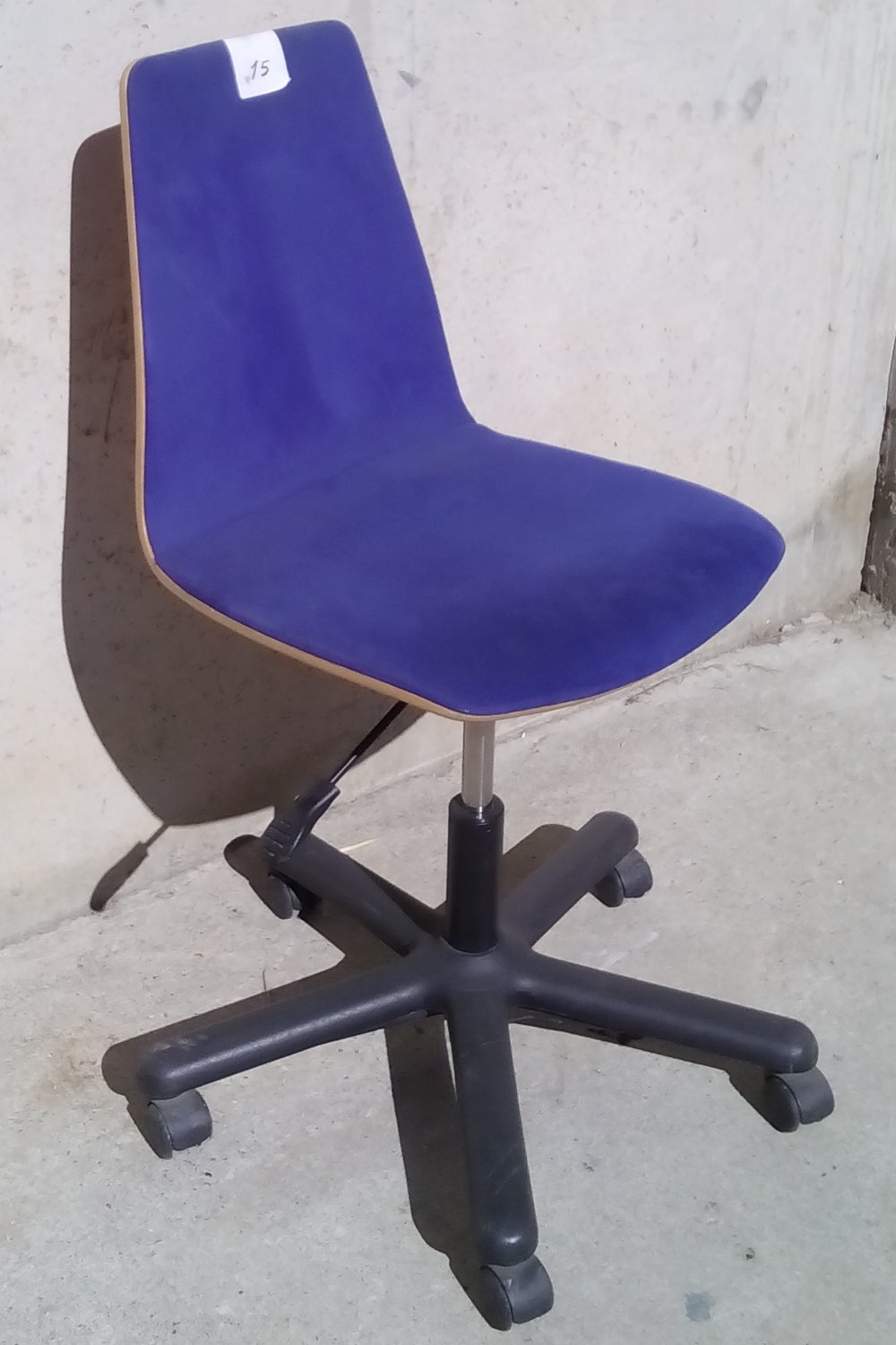 Cadira de fusta amb rodes i tapissat blau