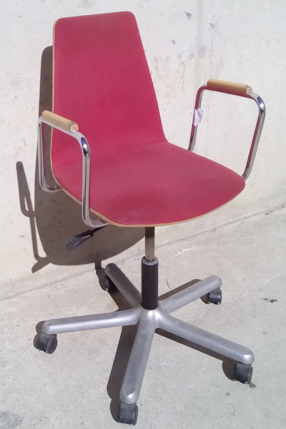 Cadira de fusta amb rodes i tapissat fúcsia