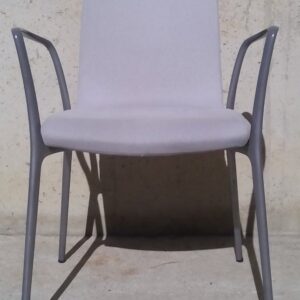 Cadira gris de sala d'espera senzilla