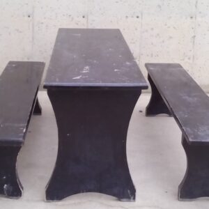 Taula + bancs negres de fusta