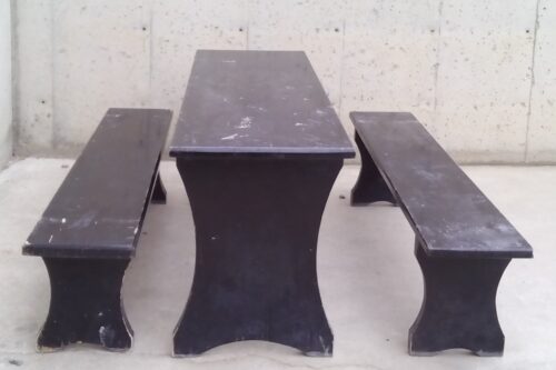 Taula + bancs negres de fusta