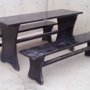 Taula + bancs negres de fusta