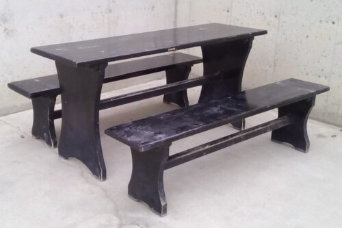 Taula + bancs negres de fusta