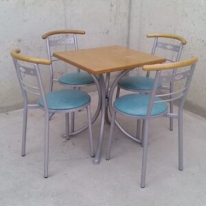Taula de 60x60 + 4 cadires