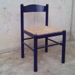 Cadira de voga pintada de color blau.