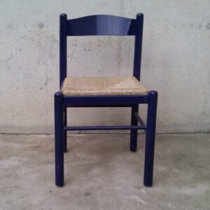 Cadira de voga pintada de color blau.