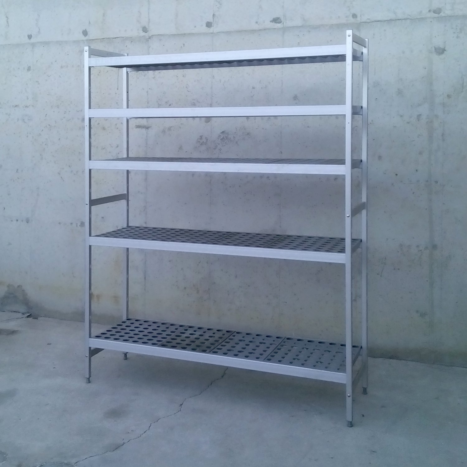 Estantería de aluminio apta para uso alimentario en cabauoportunitats.com