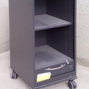 Armario con ruedas y puerta de persiana nuevo en cabauoportunitats.com