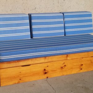 Sofà cama de estructura de pino en perfectas condiciones en cabauoportunitats.com