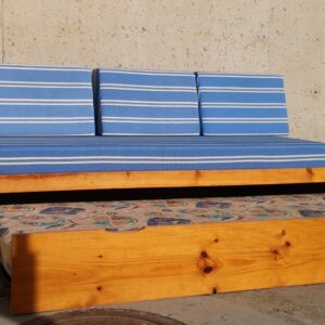 Sofà cama de estructura de pino en perfectas condiciones en cabauoportunitats.com