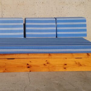 Sofà cama de estructura de pino en perfectas condiciones en cabauoportunitats.com
