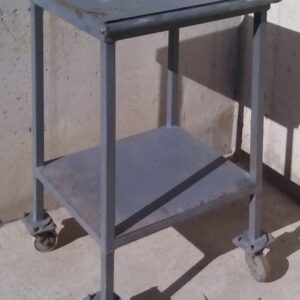 Taula de xapa d'acer de 58x48cm de segona mà a cabauoportunitats.com