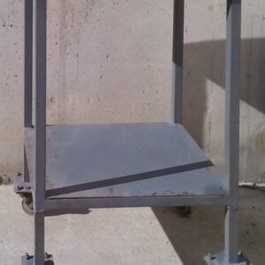 Taula de xapa d'acer de 58x48cm de segona mà a cabauoportunitats.com
