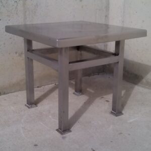 Mesa cuadrada de inox de 61x61cm en cabauoportunitats.com