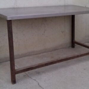Mesa de segunda mano de acero inoxidable con patas de acero en cabauoportunitats.com