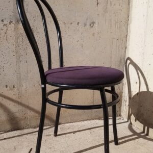 Silla metálica de segunda mano, color negro, en cabauoportunitats.com