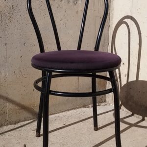 Silla metálica de segunda mano, color negro, en cabauoportunitats.com