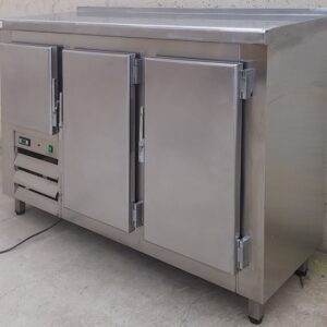 Mesa de trabajo de segunda mano, de inox con frigorífico en cabauoportuntiats.com