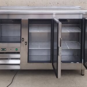 Mesa de trabajo de segunda mano, de inox con frigorífico en cabauoportuntiats.com