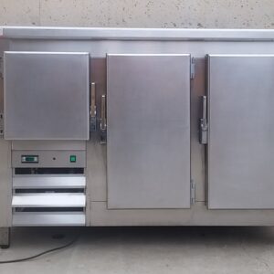 Mesa de trabajo de segunda mano, de inox con frigorífico en cabauoportuntiats.com