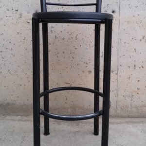 Tamboret negre de gran resistència i de segona mà a cabauoportunitats.com