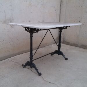 Taula vintage de marbre i ferro de segona mà a cabauoportunitats.com