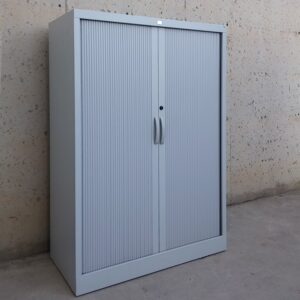 Armari metàl·lic de 146cm amb porta de persiana de segona mà a cabauoportunitats.com