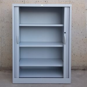 Armari metàl·lic de 146cm amb porta de persiana de segona mà a cabauoportunitats.com
