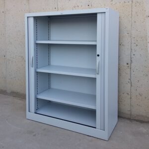 Armari metàl·lic de 146cm amb porta de persiana de segona mà a cabauoportunitats.com