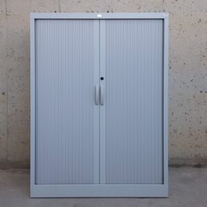 Armari metàl·lic de 146cm amb porta de persiana de segona mà a cabauoportunitats.com