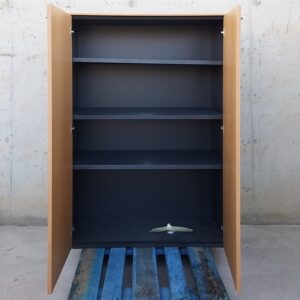 Armario metálico de ocasión con puertas de haya en cabauoportunitats.com