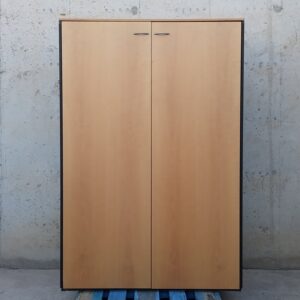 Armario metálico de ocasión con puertas de haya en cabauoportunitats.com