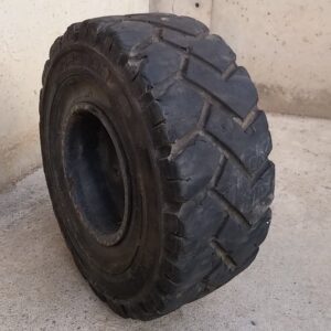 Neumático macizo SOLIDEAL MAGNUM 18x7-8 de ocasión en cabauoportunitats.com
