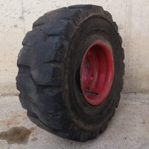 Neumático macizo SOLIDEAL MAGNUM 18x7-8 de ocasión en cabauoportunitats.com