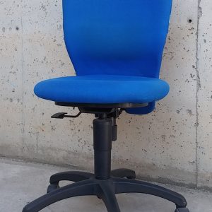 Silla azul de oficina de ocasión en cabauoportunitats.com