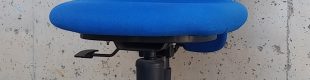 Cadira d'oficina de color blau de segona mà a cabauoportunitats.com