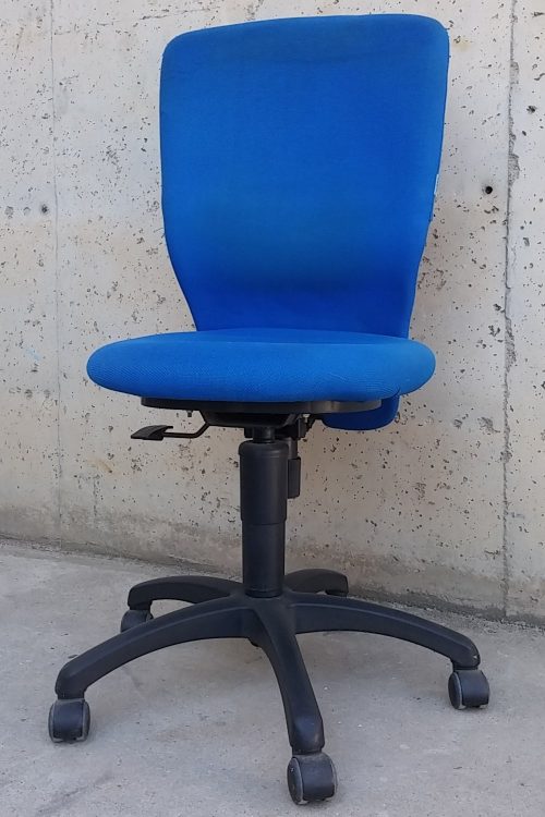 Silla azul de oficina de ocasión en cabauoportunitats.com