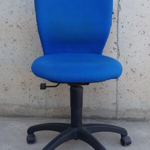 Cadira d'oficina de color blau de segona mà a cabauoportunitats.com