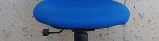 Cadira d'oficina de color blau de segona mà a cabauoportunitats.com