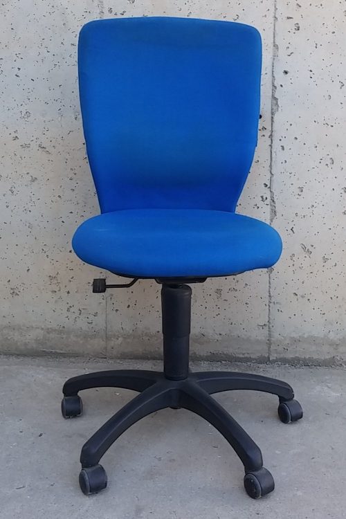 Silla azul de oficina de ocasión en cabauoportunitats.com