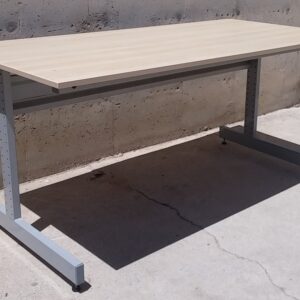 Taula d'escriptori d'ocasió procedent d'una empresa en tancament a cabauoportunitats.com