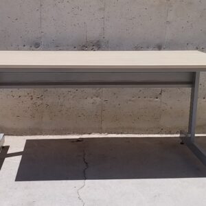 Mesa de escritorio de ocasión procedente de una empresa en cierre en cabauoportunitats.com