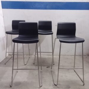 Lot de 4 tamborets apilables en molt bon estat a cabauoportunitats.com