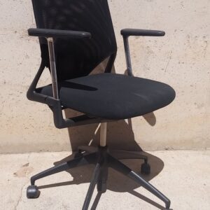 Silla negra con ruedas para oficina en cabauoportunitats.com