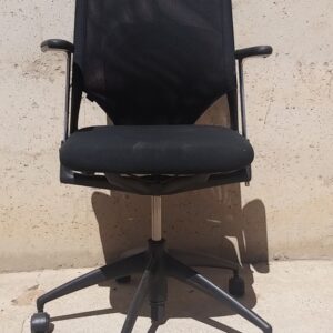 Silla negra con ruedas para oficina en cabauoportunitats.com